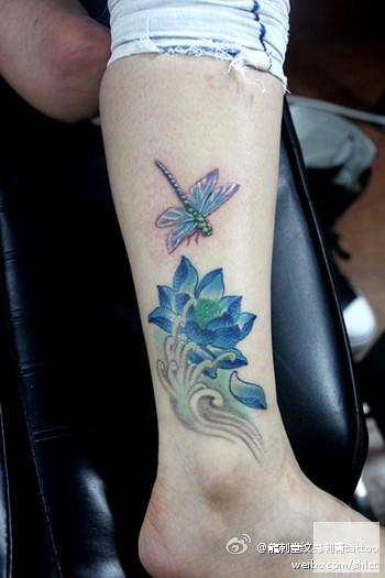 上海纹身店龙刺堂纹身作品：小腿蜻蜓荷花纹身