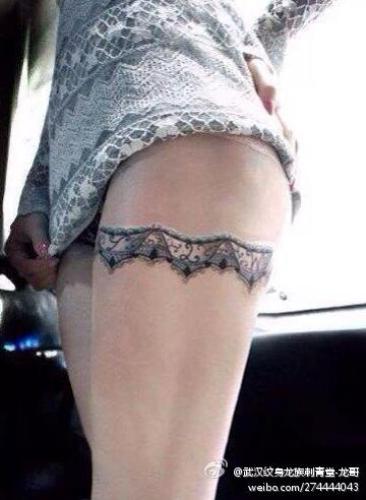 武汉龙族刺青纹身店作品：女生腿部蝴蝶结蕾丝结纹身