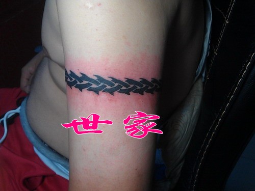 上海世家刺青纹身店作品：环臂荆棘纹身