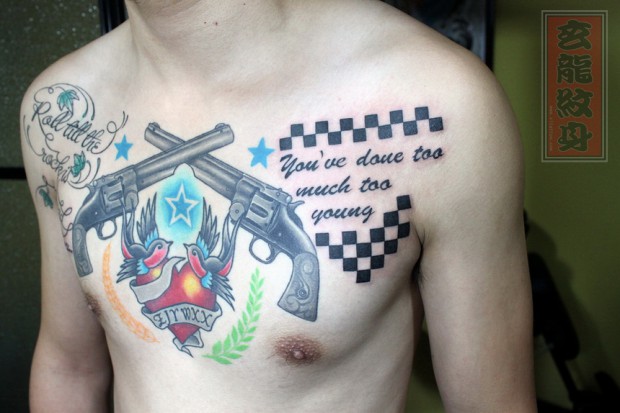 杭州纹身玄龙作品：男生胸部手枪纹身图案