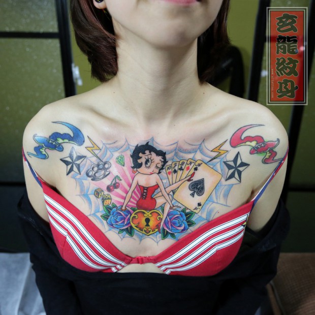 杭州纹身玄龙作品：女生胸部美女与扑克牌纹身图案