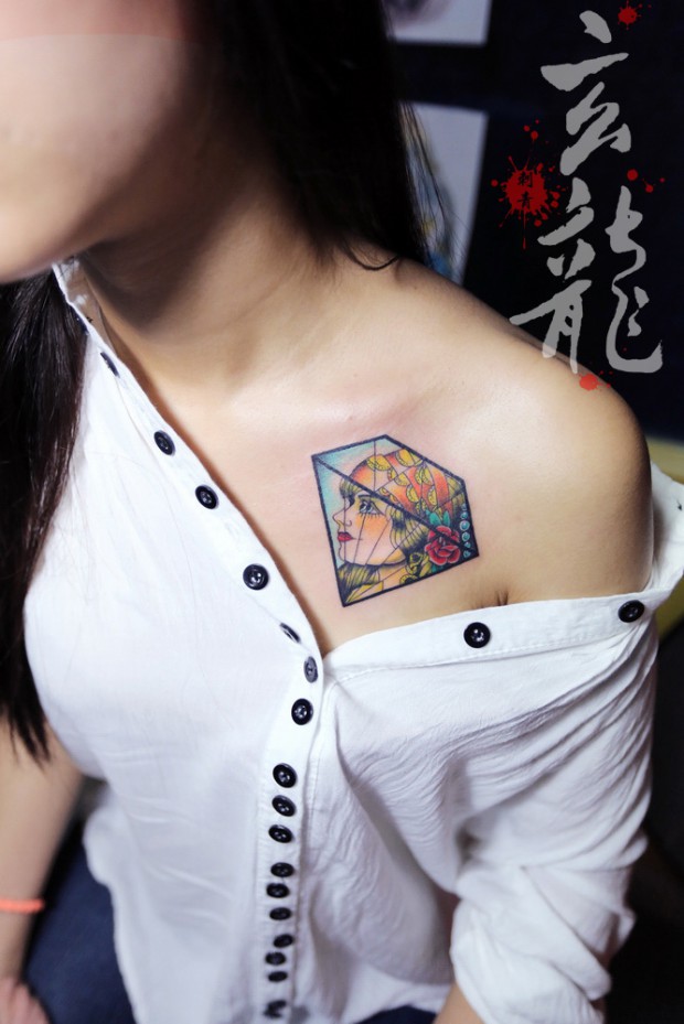 杭州纹身玄龙作品：女生前胸钻石纹身图案