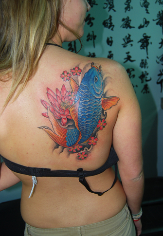 上海纹身店观自在纹身作品：后背鱼纹身