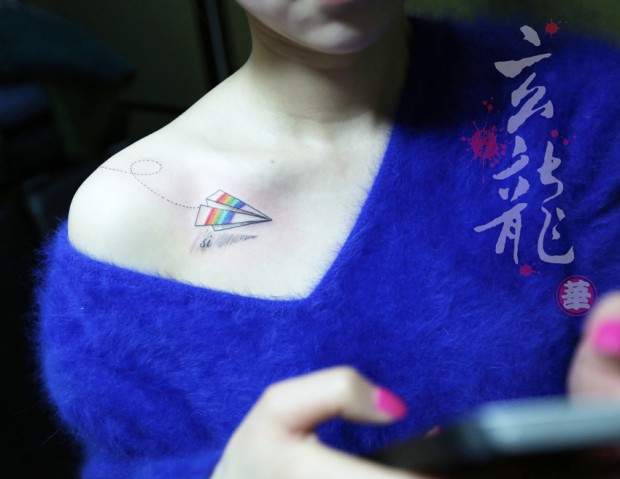 杭州纹身玄龙作品：女人肩部彩色纹身
