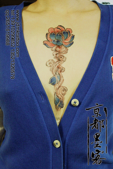 北京京都墨客纹身店作品：美女前胸鲜花纹身