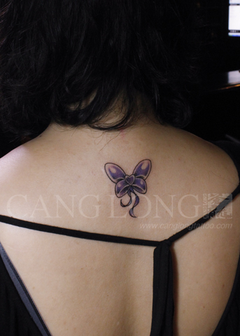 上海纹身店苍龙纹身作品：后背蝴蝶结纹身