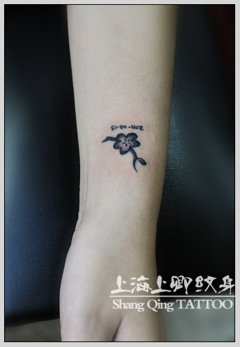 上海上卿纹身作品：手腕梅花纹身