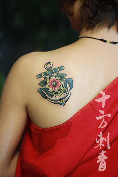 长沙十方刺青纹身店作品：后肩彩色船锚纹身