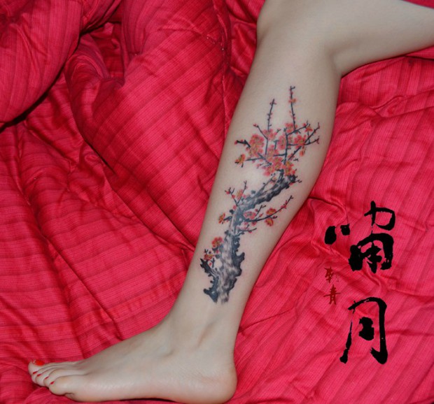 长沙啸月刺青纹身店作品：美女腿部梅花纹身