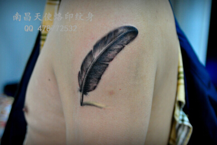 南昌天使烙印纹身店作品：手臂羽毛纹身图案