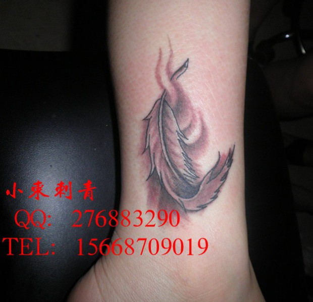天津小东纹身店作品：小腿羽毛纹身图案