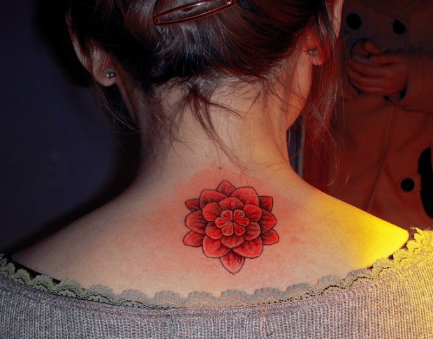 南昌针语纹身店作品：颈部花卉纹身图案