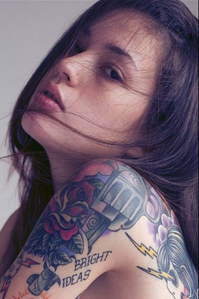 俄罗斯独特美女刺青摄影师性感写真