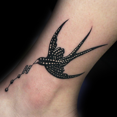 天津小健纹身店纹身作品：小腿燕子纹身图案