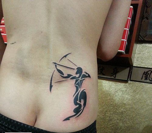 安庆凰颜艺术纹身店纹身作品：臀部射手座纹身图案