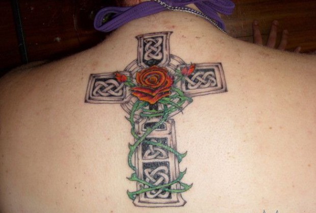 后背上的十字架和玫瑰纹身图案
