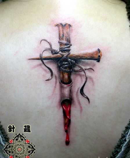 穿透皮肤的木质十字架纹身图案