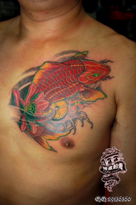 胸部鲤鱼纹身图案
